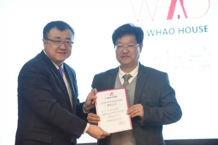 清華大學(xué)黨委常委、副校長楊斌為天豐綠色裝配集團(tuán)總裁李旭祿頒發(fā)證書